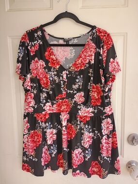 Torrid Black/Red Floral V-Neck Short Sleeve Peplum Blouse Size 2